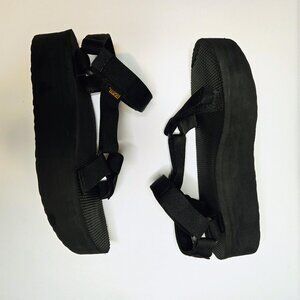 Teva- Women's Flatform Universal Sandal in Black | Size 8